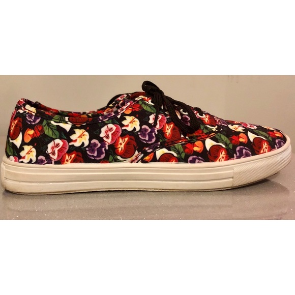 Disney Shoes - Disney Alice In Wonderland Talking Flowers Shoes